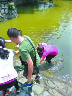 老人救落水小孩被困水中 老外帮忙托举