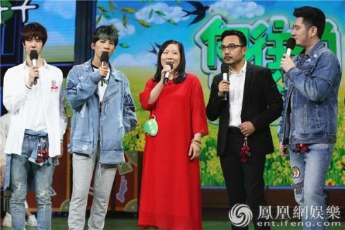 辞职信女老师《天天向上》亮相 汪涵认小彩旗“干女儿”