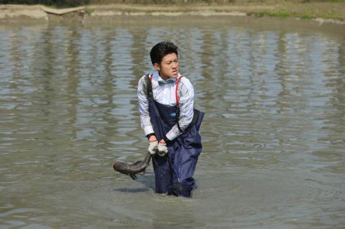 《高能少年团》体验乡村生活 张一山脱衣捕鱼