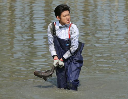 高能少年团首期抓鱼剧照：张一山画风清奇 王俊凯喂食苏炸