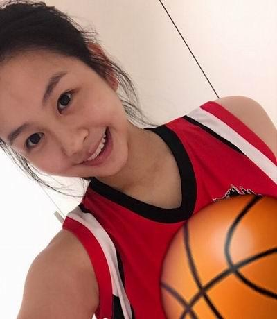 美貌赛明星！邱淑贞15岁女儿沈月被狂追！