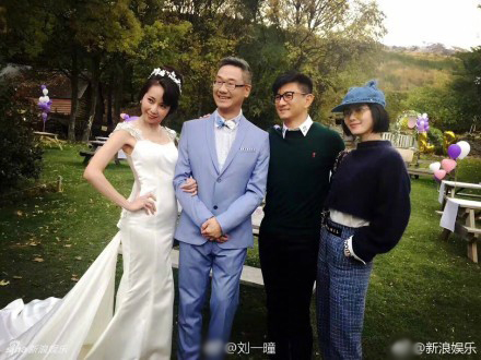 刘诗诗吴奇隆参加友人婚礼 恩爱相拥超甜蜜