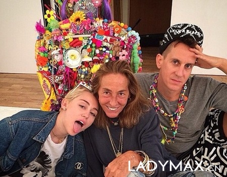 Miley Cyrus与Jeremy Scott合作推出Dirty Hippie配饰系列