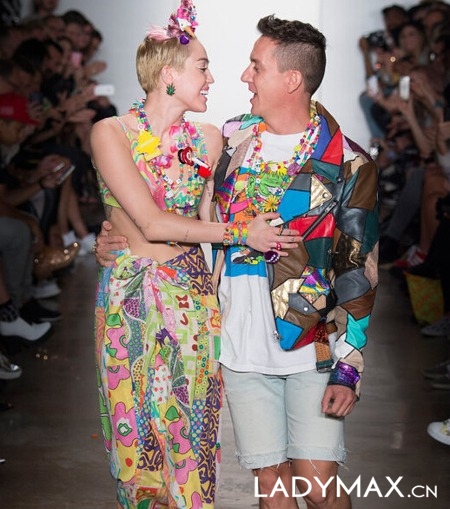 Miley Cyrus与Jeremy Scott合作推出Dirty Hippie配饰系列